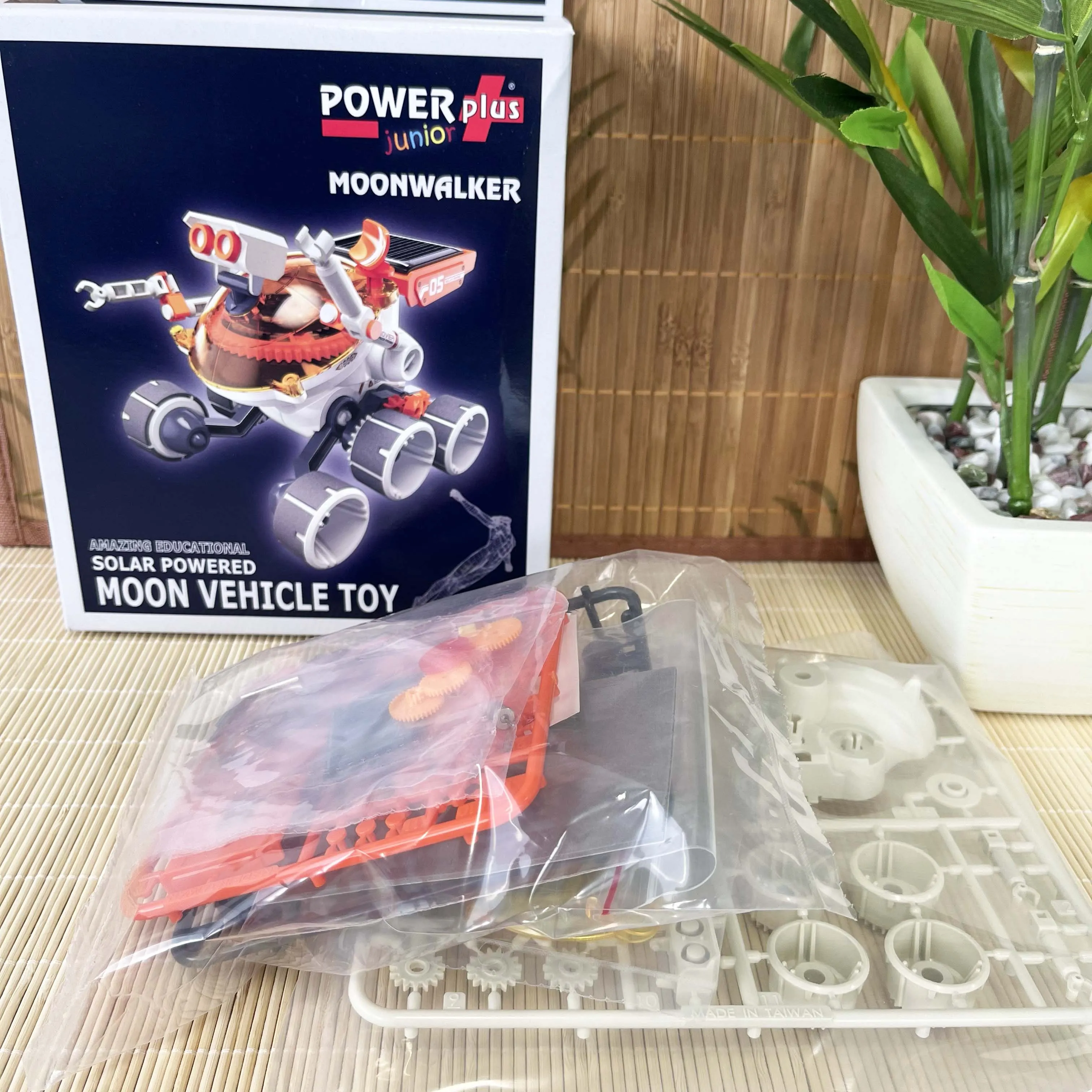 POWERplus Junior Moonwalker Solar Powered Moon Vehicle Toy Kit